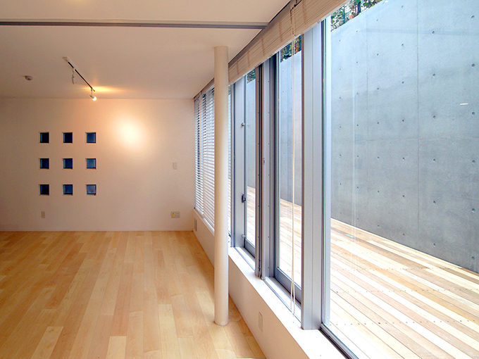 明るい採光注ぎ込む地下居室