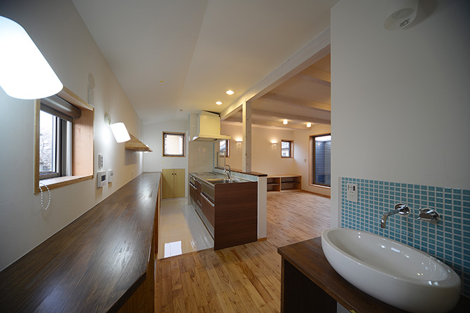 忙しくても平気！小さな洗面とキッチンが同居