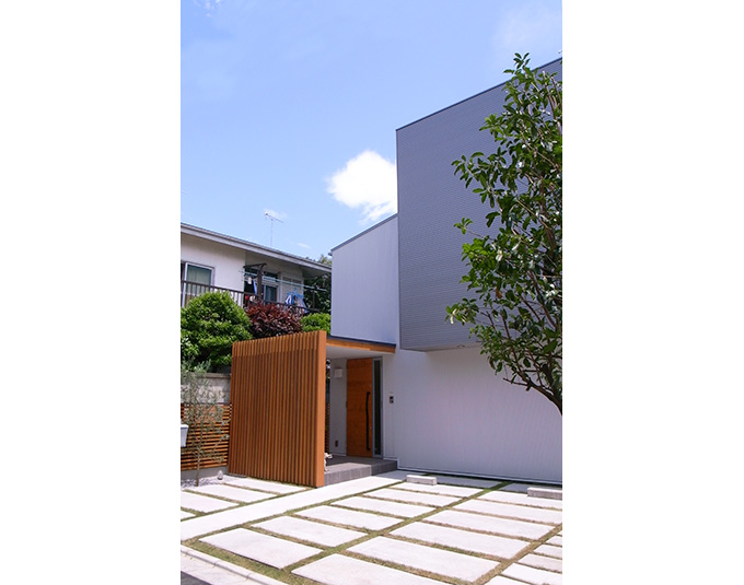 ゲストを迎える広々とした玄関までのアプローチ