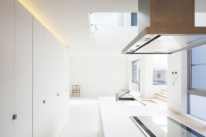 大容量の壁面収納がついた2階キッチン