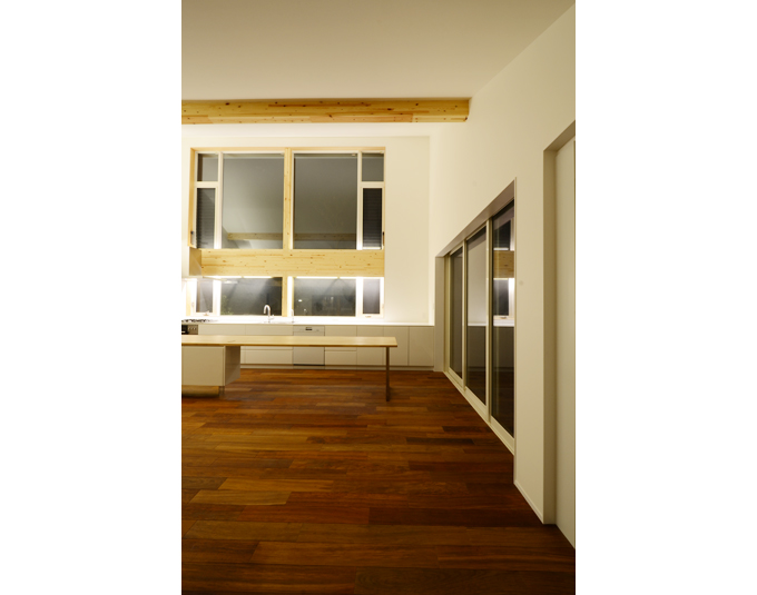 陰影をかもし出す間接照明