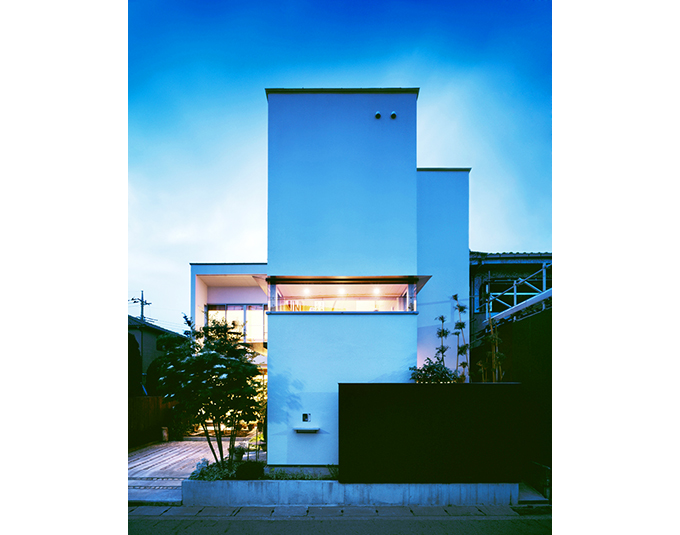 細長い窓からこぼれる室内の光