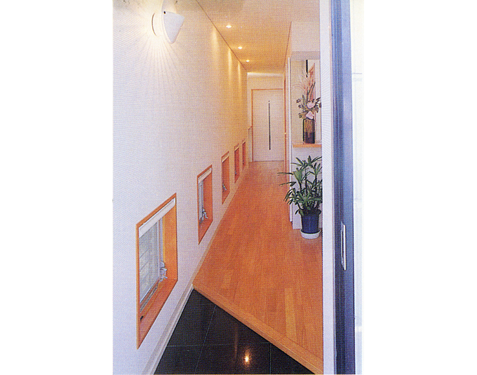 廊下には低い位置に小窓たちが連なる