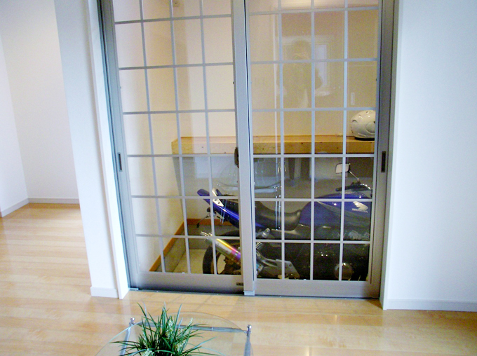 部屋から引き戸ですぐにアクセスできるバイク置き場