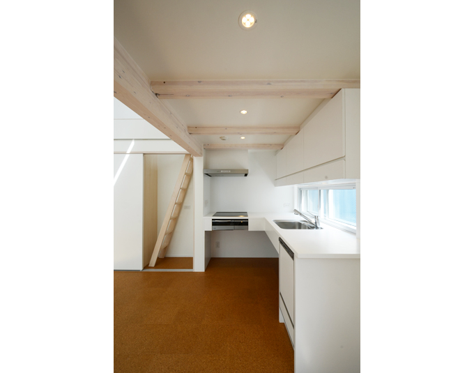 リビングの壁に面したキッチン