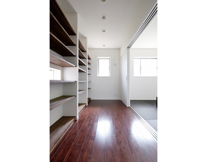 収納力たっぷりの作り付け収納