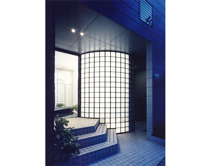 玄関まわりのガラスブロックの淡いひかり