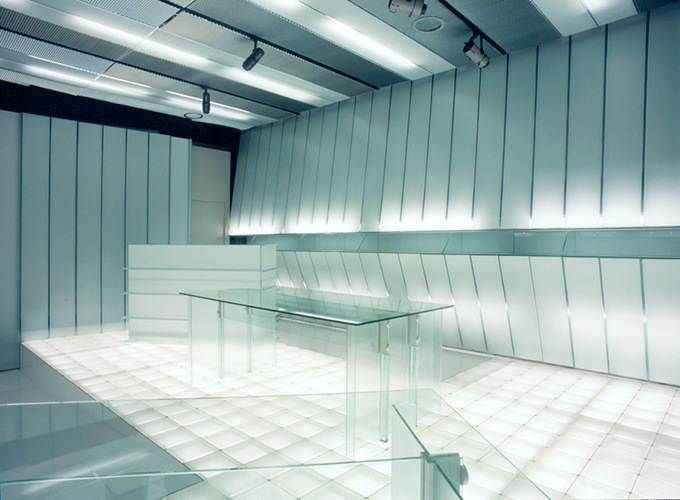 質感が美しいガラスのテーブル