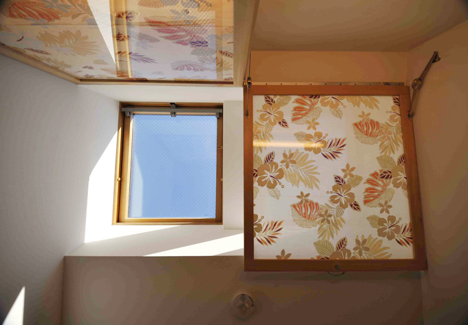 天窓の日除け障子で光を調節