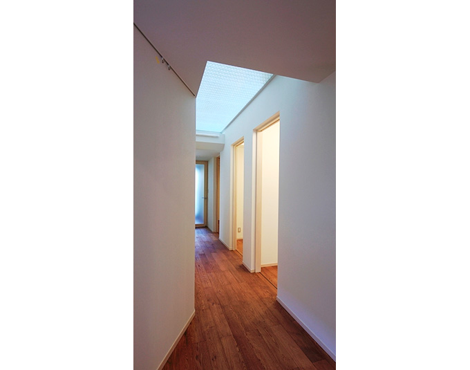 トップライトのある明るい廊下