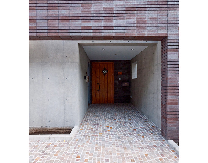 ピンコロ石で表情あるエントランス