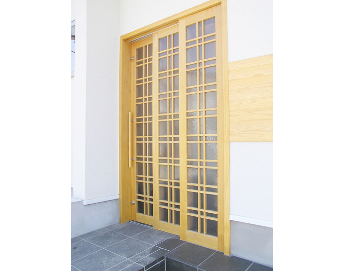 木を使った和の佇まいを演出する店舗玄関