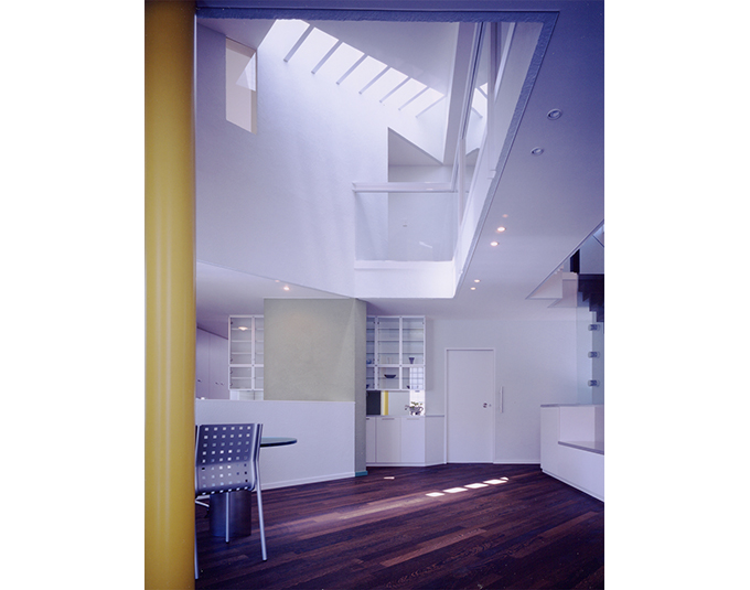 スリット状の光が注ぎます