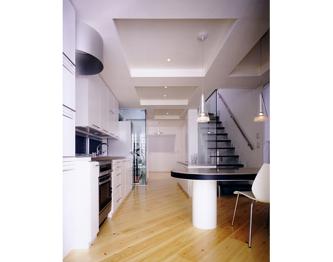 奥に天上の光を取り込む「光の庭」を