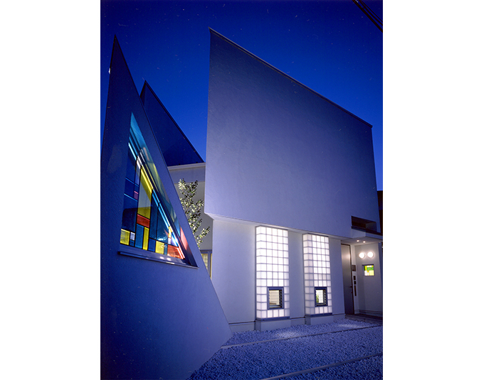 夜のとばりもおりて、ステンドグラスは夫人の作品