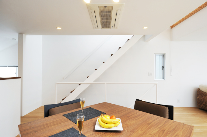 空間ととけこむシンプルなデザインの階段