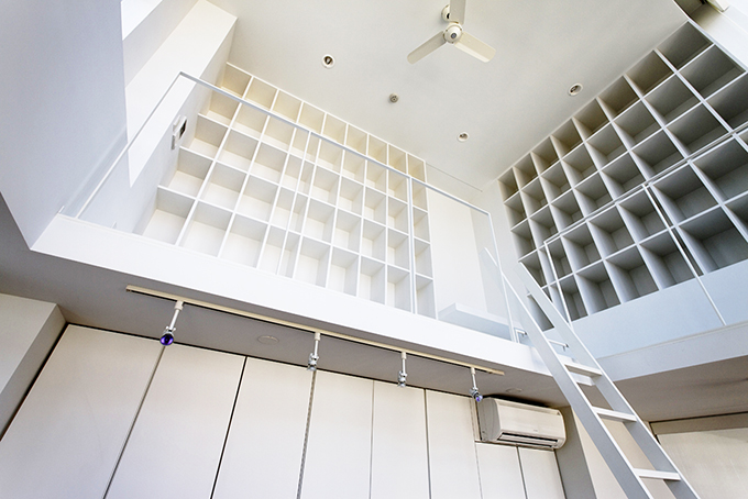 吹き抜けが書庫と読書の場