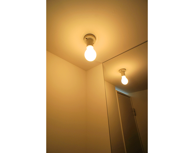 レセップ球で暖かみのある空間に