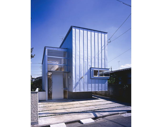 室内を見たくなる個性的な外観