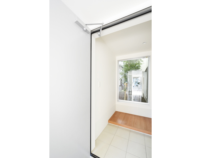 中庭が見える玄関