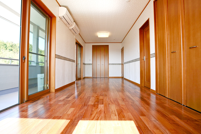 壁紙の一部にアクセントの模様をつけた二間続きの洋間