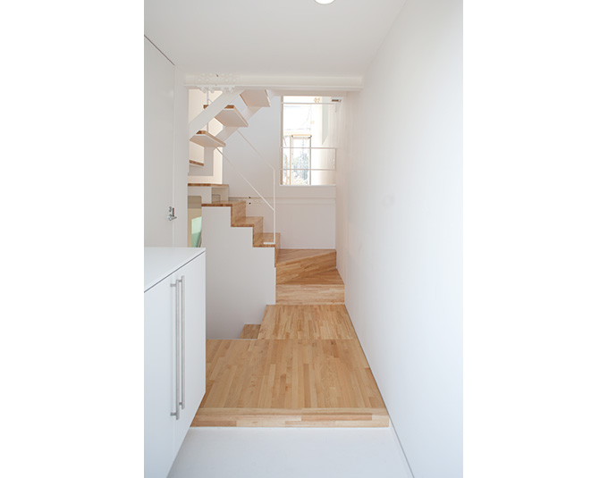 白い壁とナチュラルな木目の階段がベストマッチ
