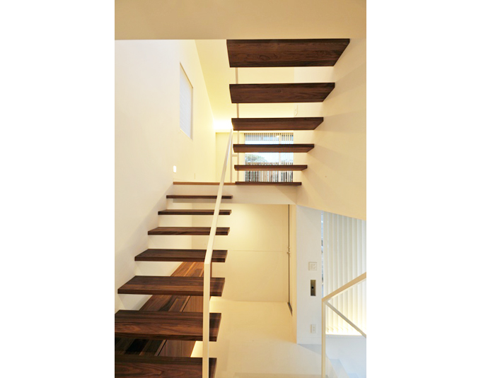 木の感触が温かい階段棚板