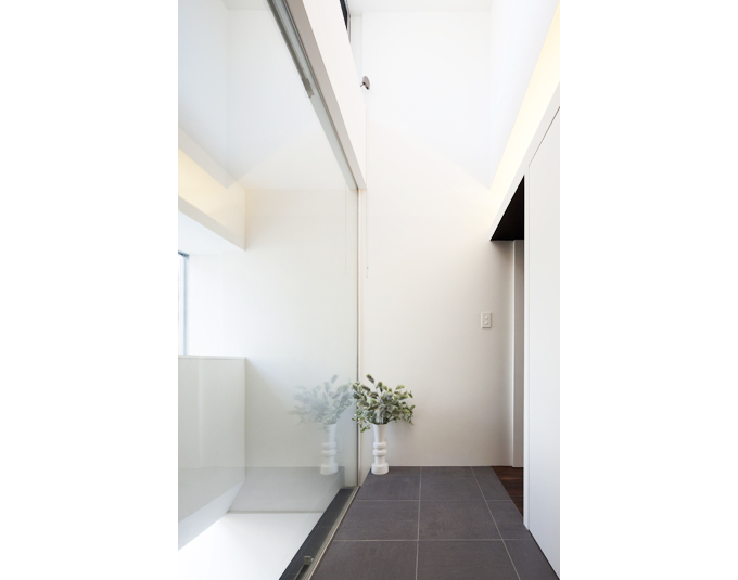 直線のラインでモダンにまとめた2階玄関