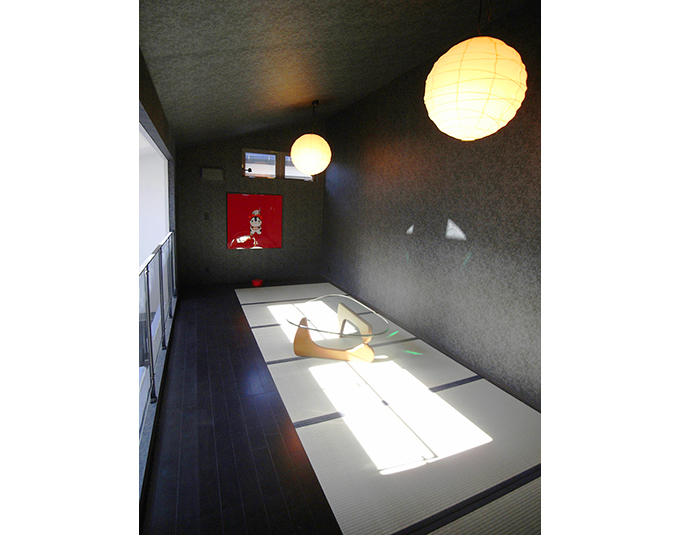 トップライトと間接照明の光が注ぐ