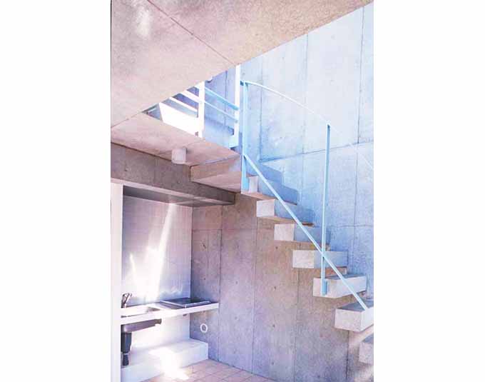 壁から突き出たブロック階段