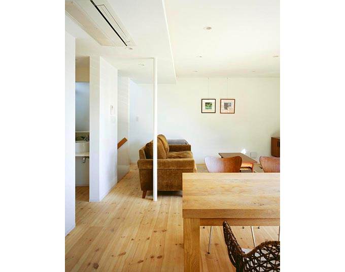 こだわり家具が部屋を彩るシンプル住まい