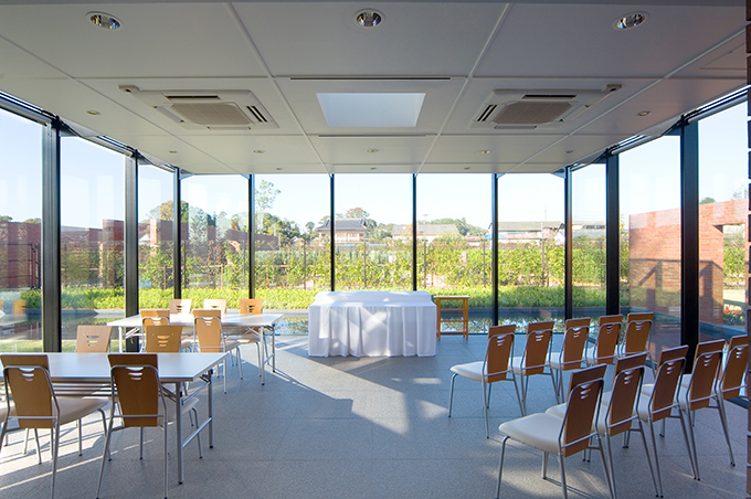 全面ガラス張りで太陽光が降り注ぐ