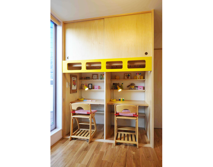 机の上を収納にした子供の成長家具