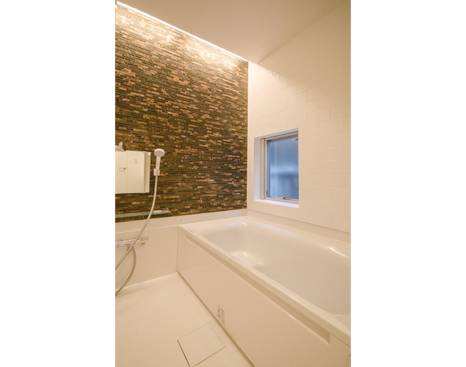 スタイリッシュな壁面のバスルーム