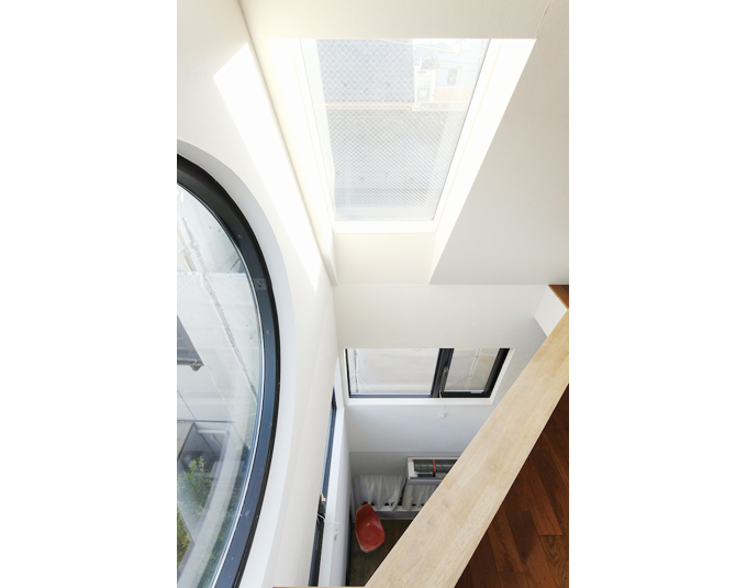 天窓と丸い窓で明るさを確保