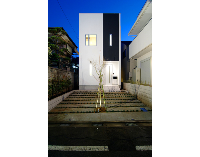 日が暮れた後の外観