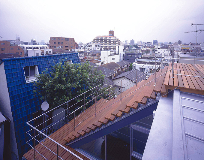 屋根を昇る開放的なウッドデッキ