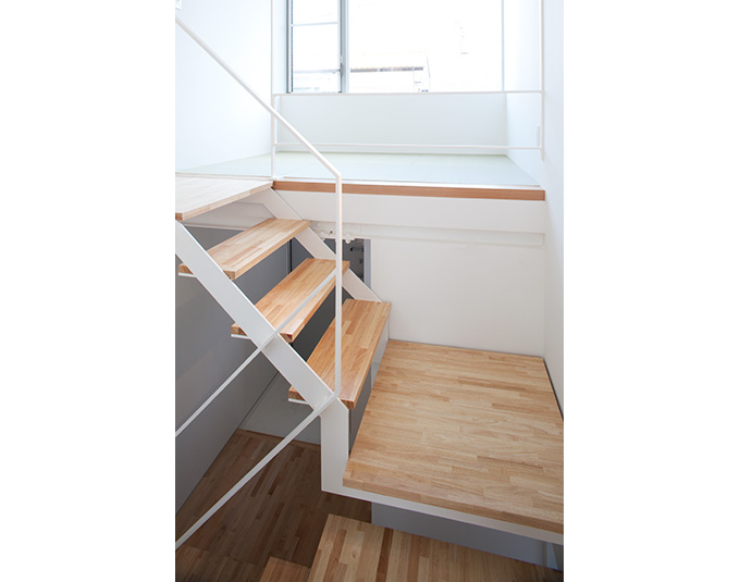 窓から明るい光が差し込む階段