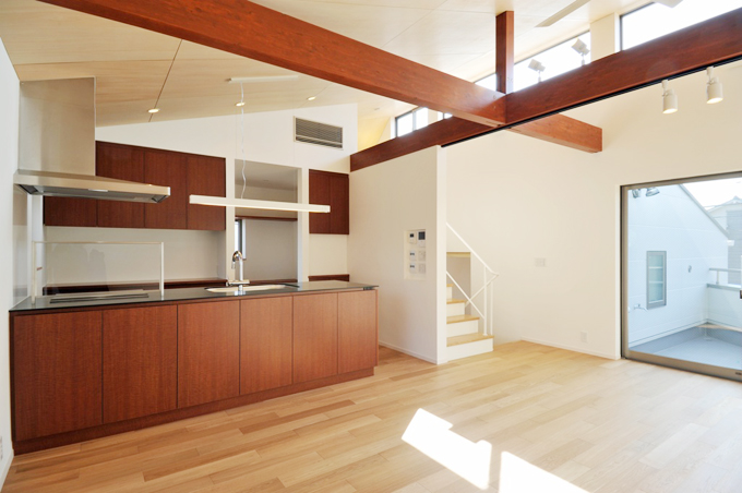 ハイサイドから光が降り注ぐリビングダイニング