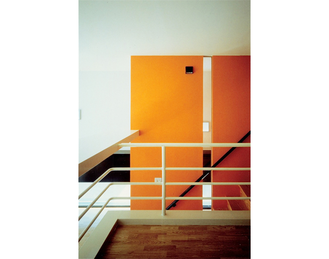 階段横の壁の縦スリット