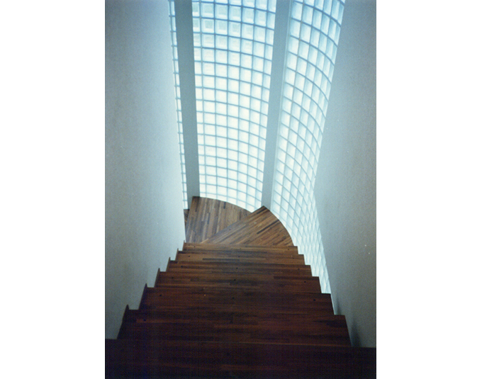 天然のチークの踏板とガラスブロックの対比