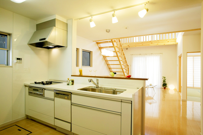 ホワイトとシルバーで統一した清潔感あふれるオープンキッチン