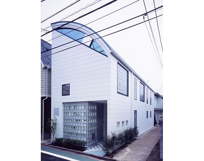 細長い敷地を生かして、いろいろな開口部を