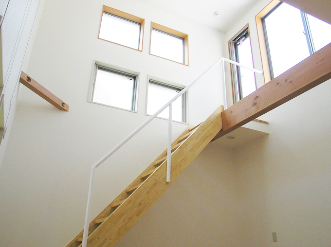 圧迫感を感じさせない自宅スペースの階段吹抜け