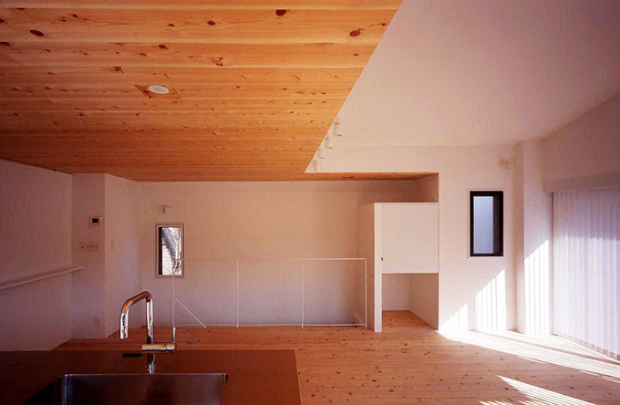 天井に高低差と仕上げを変え、変化をつけたリノベーション