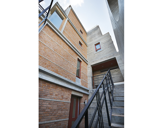 複数素材の個性的な外観