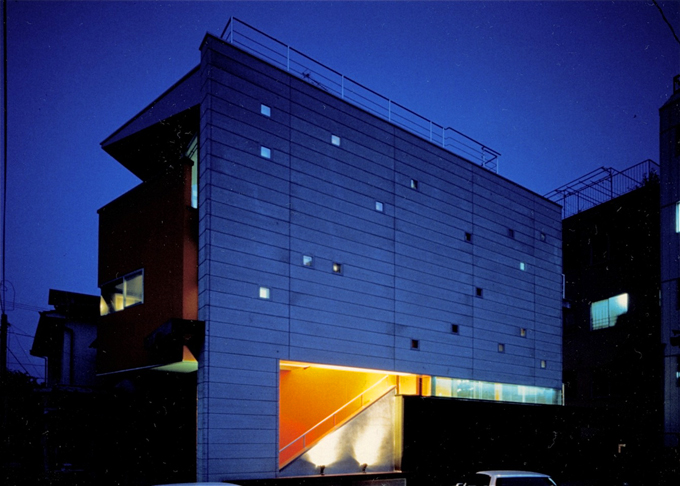 夜景に浮かぶ階段室の明るさ