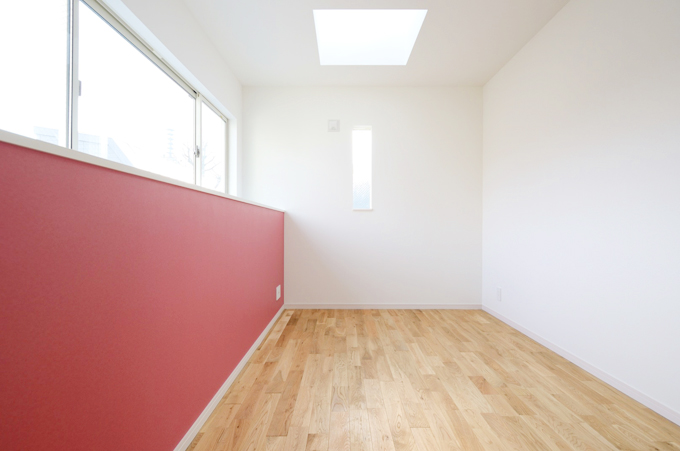 一部分を赤にすることで明るい雰囲気に