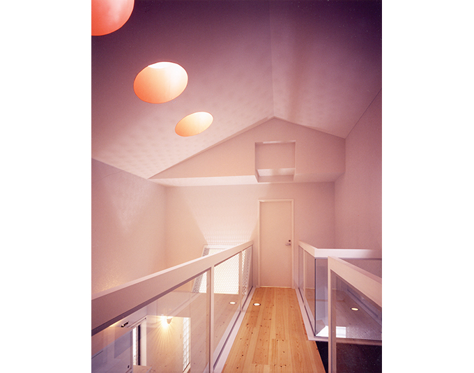 ブリッジ上部に3つのひかりが