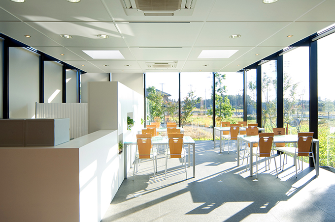 全面窓から光が差し込む明るい空間